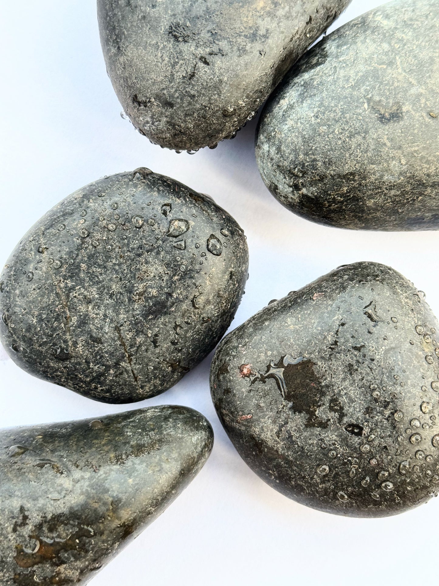 BONSAQUA - Polished Black Pebbles 1 kg. (5-10 Cm.)
